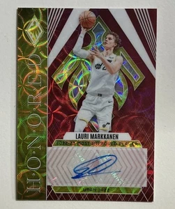 Lauri Markkanen 2023-24 Panini Phoenix #/49 Auto Red Honored Jazz #H-LMK - Bild 1 von 2
