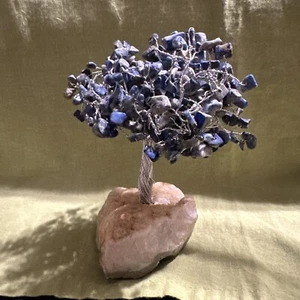 Árbol de alambre envuelto retorcido con piedras preciosas azules naturaleza estatua base de roca B8 - Imagen 1 de 11