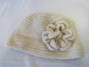 Pura Nuova Lana - Misfree Ireland - HTF - Bellissimo Cappello con Fiore - Colore Crema - Foto 1 di 9