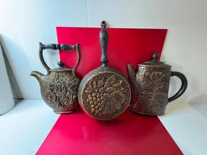 Targhe da parete cucina vintage 1972 Homco Syroco 3 pezzi padella padella caffettiera e teiera - Foto 1 di 9