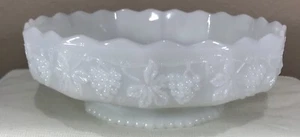 LARGE MILK GLASS ANCHOR HOCKING FIRE KING DISPLAY FRUIT BOWL GRAPE & LEAF DESIGN - Picture 1 of 6