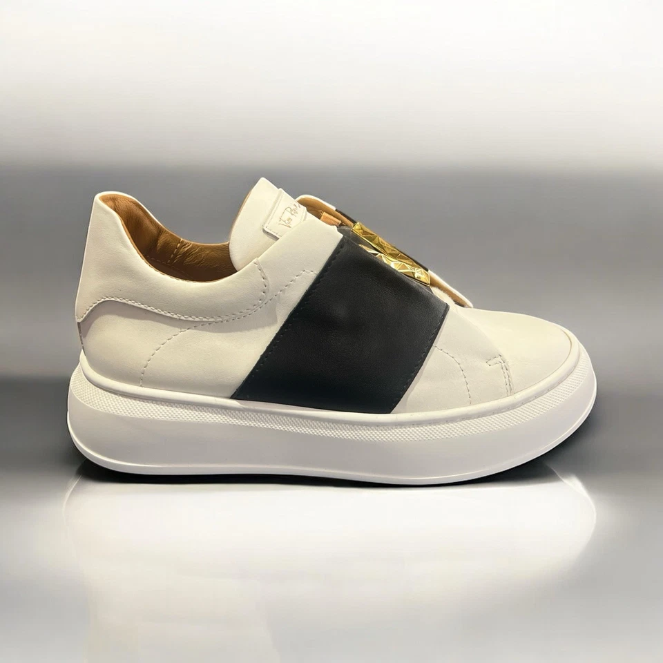 VIA ROMA 15 - SNEAKERS BIANCO/ NERO CON ACCESSORIO SCONTO 50% - Immagine 1 di 4