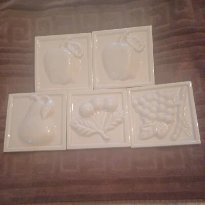 Lote De 5 Azulejos Cerámicos Relieve Fruta Hechos A Mano 4 1/4 x 4 1/4 Color Beige Suave  Foto 1 de 4