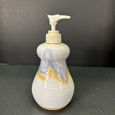 Dispensador de jabón blanco cerámica artística Brenner Tolliver Studio azul amarillo Foto 1 de 4