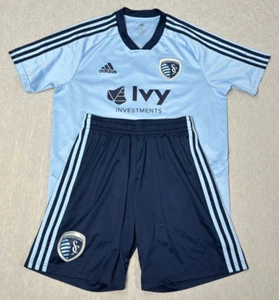 Adidas MLS Sporting KC Kansas City #20 Azul Uniforme Jersey Kit Pantalones Cortos Talla M - Imagen 1 de 13