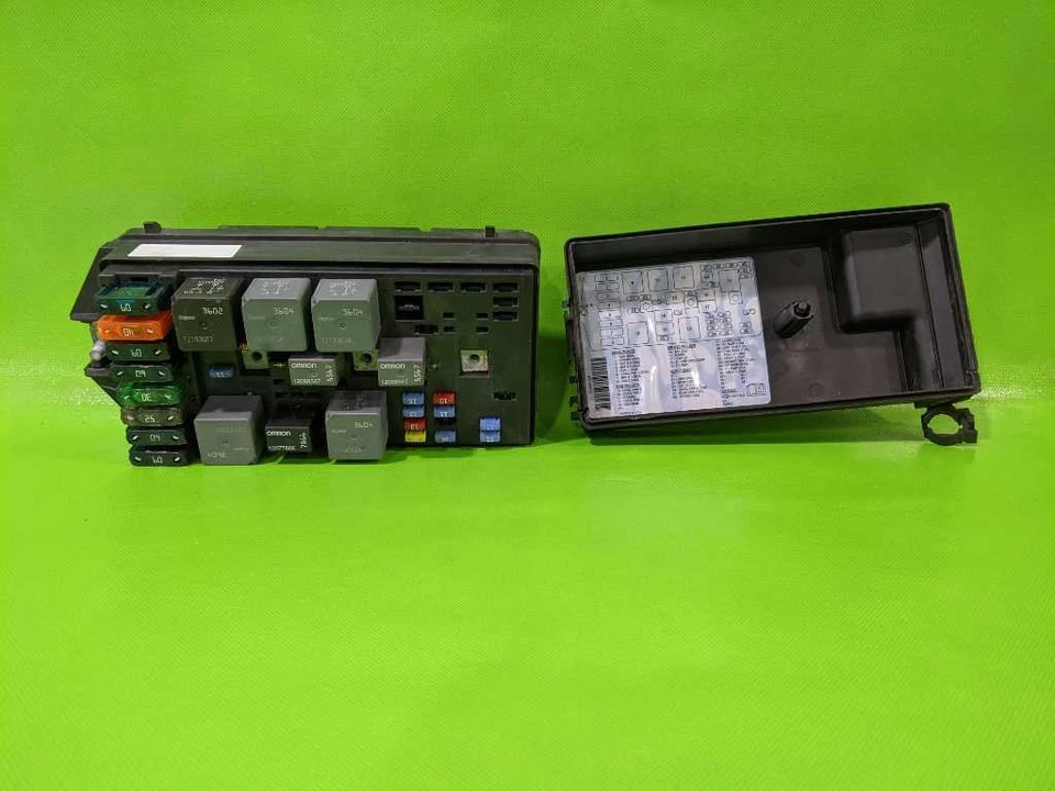 00-05 CENTURY ENGINE FUSE RELAY BOX OEM 4178-7 - Image 1 of 3