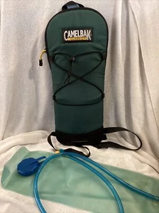 Paquete de hidratación clásico Camelback con vejiga verde simple 70 oz bicicleta senderismo - Imagen 1 de 9