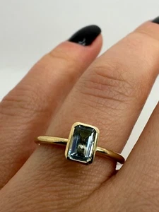 9CT YELLOW GOLD SOLITAIRE EMERALD CUT AQUAMARINE RING 0.54CT *GG46 - Picture 1 of 10