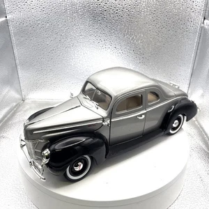 Ford Sedán Motor Max 1940 Plateado/Negro Die Cast, Escala: 1/18, Nº 73108 - Imagen 1 de 8
