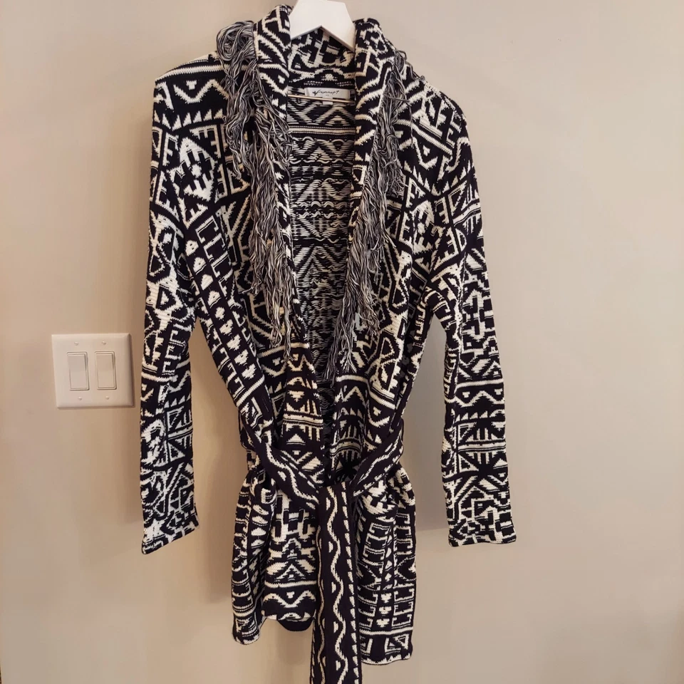 Cárdigan Foxcroft con cinturón talla grande negro blanco bolsillos con flecos manga larga capa Foto 1 de 4