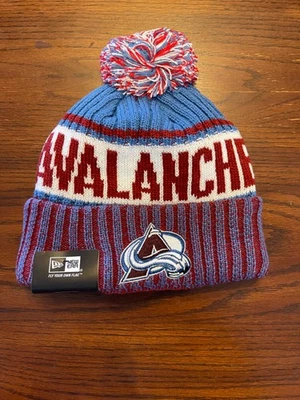 NHL 2024 COLORADO AVALANCHE НОВАЯ ЭРА БОКОВАЯ ЛИНИЯ ХОККЕЙ СПОРТ ВЯЗАНАЯ шапочка ПОМПОН - Изображение 1 из 2