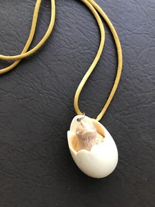 Vintage 70er Jahre RAZZA Küken im Ei Halskette perfektes Ostergeschenk an goldener Satinkordel - Bild 1 von 6