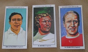SOCCERCARDS ALL TIME GREATS 1978 BOBBY MOORE ALF RAMSEY BOBBY CHARLTON - Picture 1 of 2