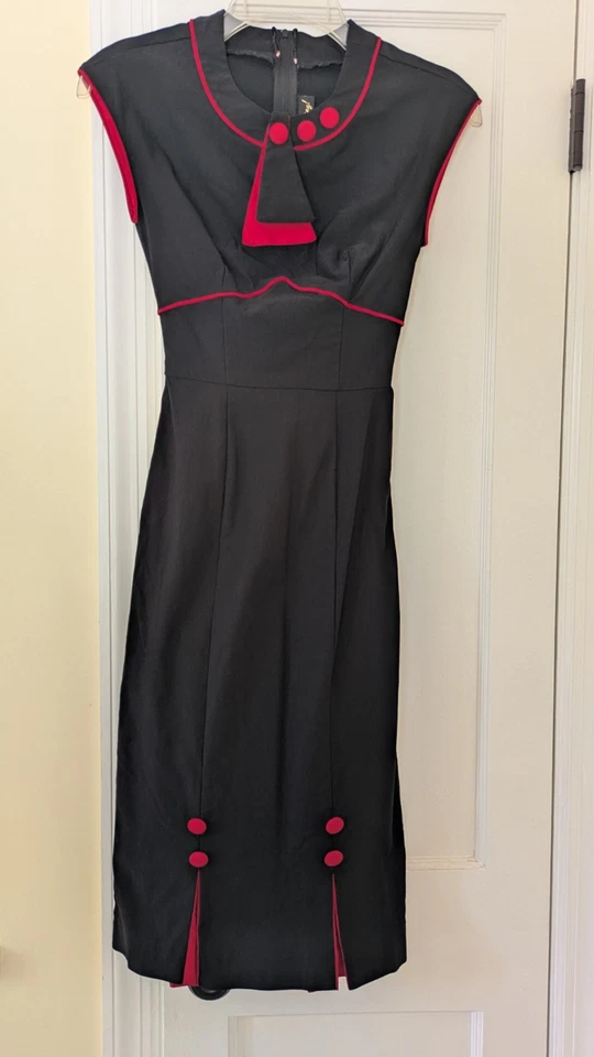 Vestido negro manga gorra Stop Staring con botones rojos talla XS Foto 1 de 4