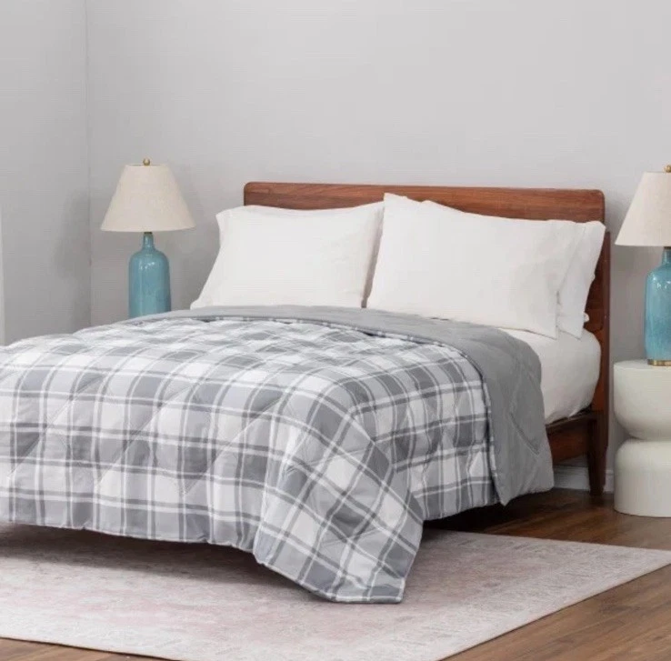 Berkshire Down Alternative Filled Blanket. Gray/Reverse to Solid. King Size.