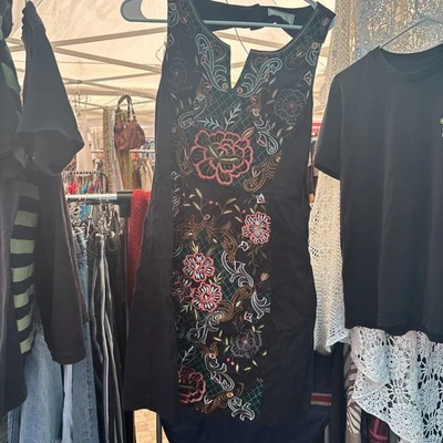 Vestido Moulinette Soeurs Anthropologie Feminino 8 Preto E Bordado Flor - Imagem 1 de 4