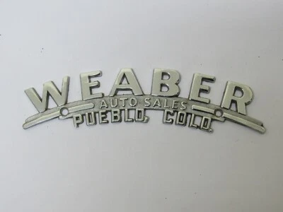 Insignia de distribuidor de metal vintage Weaber Auto Sales Pueblo Colorado emblema etiqueta maletero CO Foto 1 de 2
