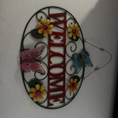 Letrero de bienvenida de flores de metal, flores y mariposas  Foto 1 de 4