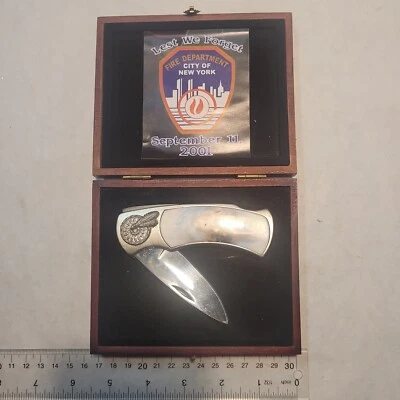 Navaja de bolsillo comercial FDNY 9-11 en bonita vitrina Foto 1 de 3