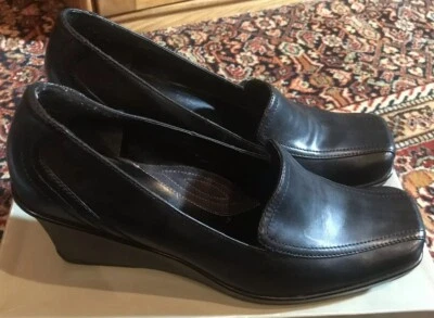 Cuñas para mujer Apostrophe negras 8 1/2M ligeramente usadas Foto 1 de 3