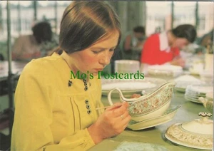 Industry Postcard - Craftsmanship at Wedgwood - A Skilled Paintress RR14370 - Picture 1 of 2