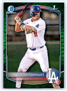 2025 Bowman Victor Rodrigues Chrome Prospects Reptilian Green Refractor #/99 - Bild 1 von 2