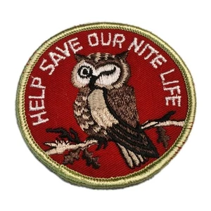 Vintage Help Save Our Nite Life bestickt 3" Aufnäher Patch Eule rot Mütze Jacke  - Bild 1 von 2