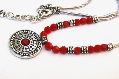 Collar de cuentas facetadas de vidrio rojo y plateado Brighton hechizado Foto 1 de 4