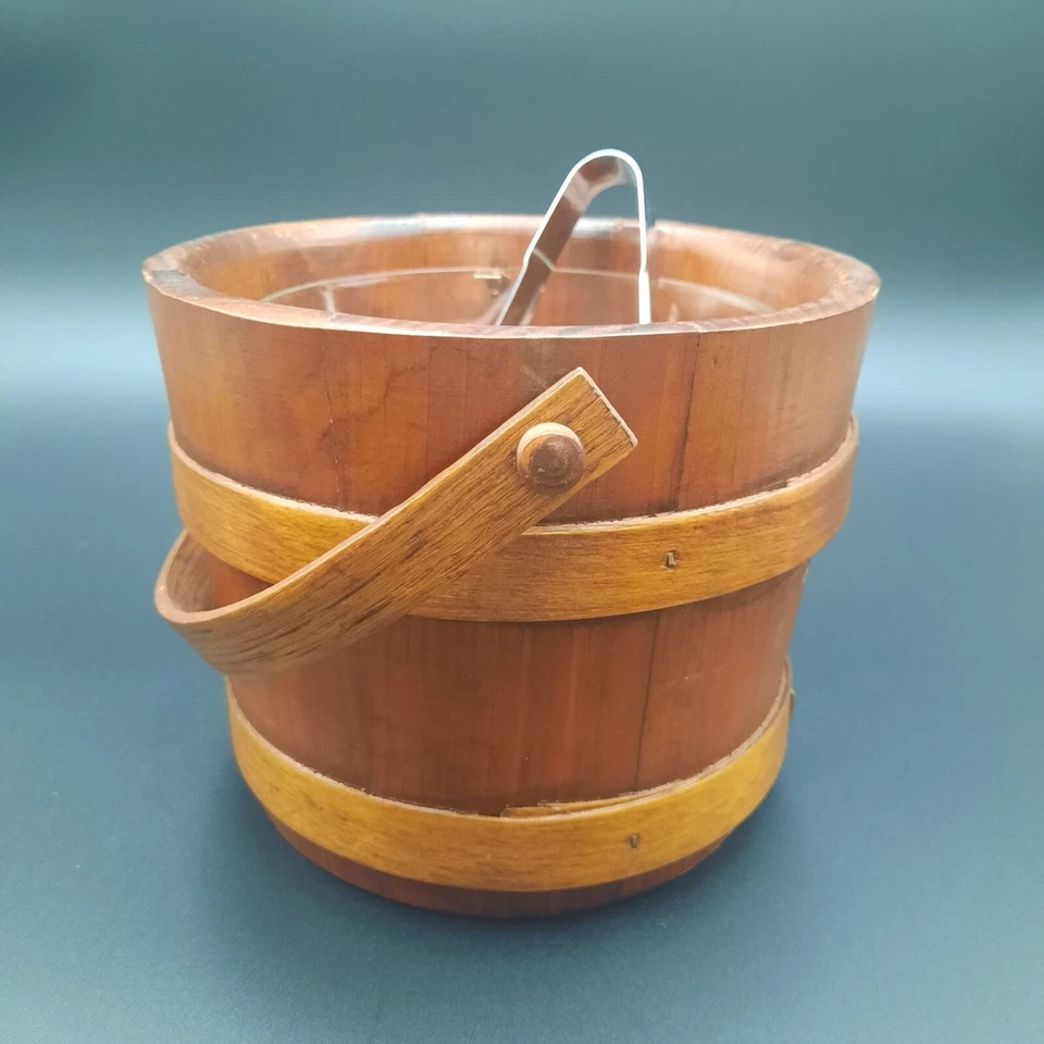 Antiguo cubo de hielo primitivo de madera de abeto y vidrio con pinzas Foto 1 de 4