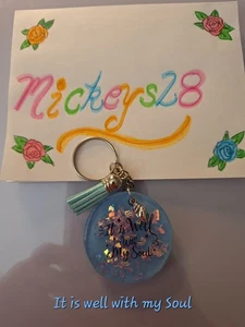 Handgefertigter UV Harz Schlüsselanhänger rund 2" blau christliches Wort, silberne Muschel, Quaste - Bild 1 von 4