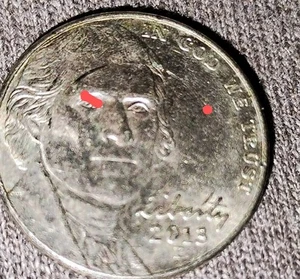 2013 P Jefferson Nickel ERRORE MONETA semicircolare da occhio destro a sinistra. - Foto 1 di 2