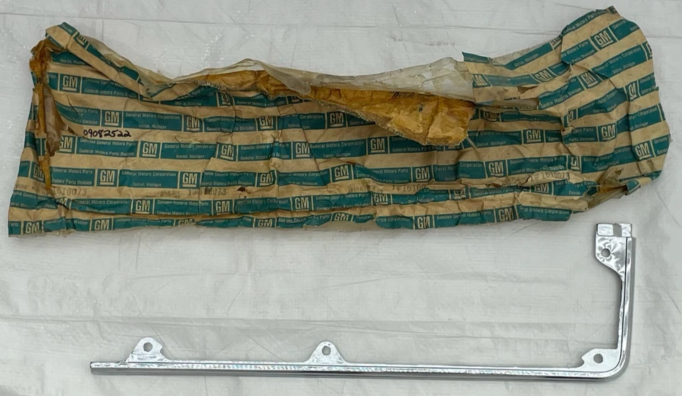 NOS GM 1977 1978 1979 凯迪拉克车头灯眉饰左头面板德维尔 — 第 1/4 张图片