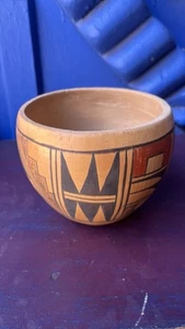 Hopi Keramik hellbraun und schwarz Tontopf signiert A.S.P Native w24 KG - Bild 1 von 4