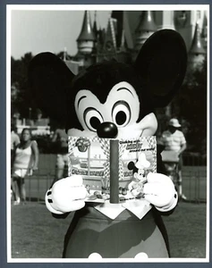 Hochglanz Disney World Pressefoto Mickey Mouse mit Buch Kochen um die Welt - Bild 1 von 2