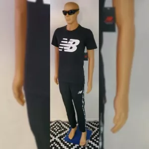 NEW BALANCE CHEST LOGO GRAPHIC TEE MEN'S SHORT SLEEVE CREW NECK SIZE S BLACK - Picture 1 of 9