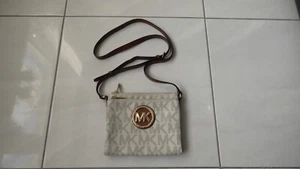 michael kors umhängetasche, farbe beige und braun, b-19cm, h-16cm, t-3,5cm - Bild 1 von 6