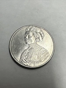 FEHLER - 2023 D - Jovita Idar Damenviertel liest Kreuzzeichen "In Cod We Trust" - Bild 1 von 2