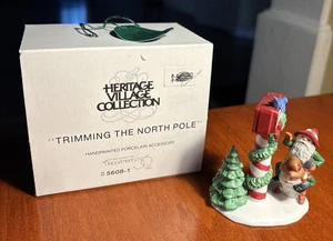 Department 56 North Pole Series "Trimmen The North Pole" mit Box #5608-1 (1990) - Bild 1 von 8