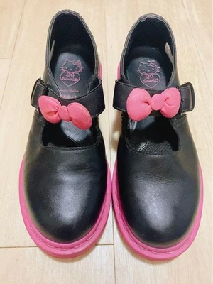 Sapato plano Dr. Martens x Hello Kitty 2010 colaboração UK5 raro colecionável - Imagem 1 de 4
