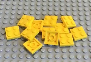LEGO 12 Piatti gialli 2x2 - Foto 1 di 1