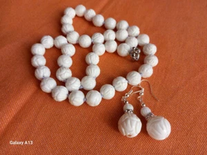 SET ORECCHINI E COLLANA IN CORALLO DI CONCHIGLIA TRIDACTA CON FIORI INTAGLIATI - Foto 1 di 5
