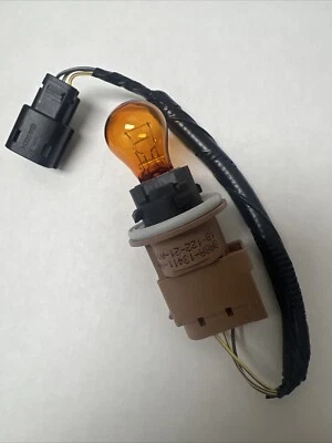 Оригинальная розетка указателя поворота с лампой для Ford Edge 2011–2014 годов выпуска 8A8A-13411-AA QT: 1 - Изображение 1 из 4