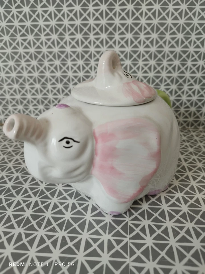 Théière en forme d'élephant blanc vert rose - Photo 1/4