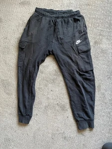 Nike Sportswear Club Fleece Cargo Hose Herren Small Schwarz Jogginghose CD3129 Taschen - Bild 1 von 6