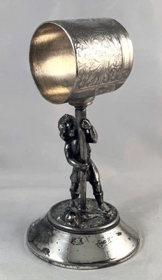 Antiguo anillo de servilleta figurativo placa de plata Meriden #30 agujero de poste de excavación para niños Foto 1 de 4