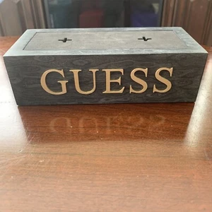 Guess Display Logo OFFIZIELL Holzmaserung Stil HÄNDLER LOGO SCHILD 7x3 - Bild 1 von 4