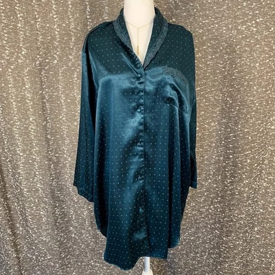 Camiseta para dormir Secret Treasures satinada manga larga abotonada para mujer grande Foto 1 de 4