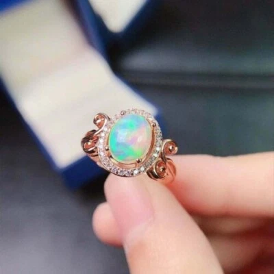 Anillo de mujer enchapado en oro rosa de 14 quilates con halo de ópalos de fuego de corte ovalado de 2,50 quilates Foto 1 de 4