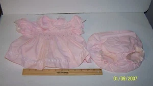PASST ZU WEICHEN SKULPTUR KOHL PATCH KIND PUPPEN VINTAGE rosa KLEID kleine Togs - Bild 1 von 3