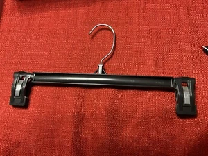 Paquete de 9 pantalones y faldas de plástico con clips, 12"" como nuevos - Imagen 1 de 2